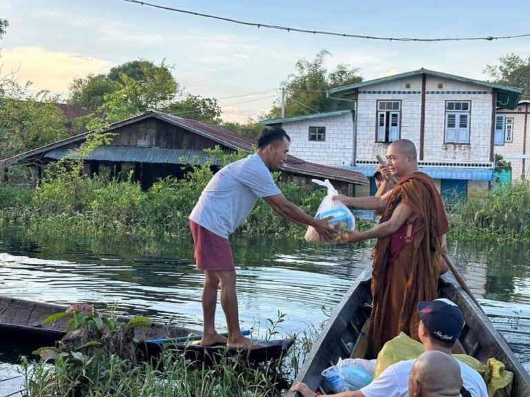 ရေလွှမ်းနေသည့် ပုံးအင်းဒေသ ကျေးရွာ(၄)ရွာသို့ တောင်ကြီးမြို့ ဝေဠုဝန်ကျောင်းဆရာတော်<br>ဦးဆောင်၍ စားနပ်ရိက္ခာများ သွားရောက် ကူညီထောက်ပံ့