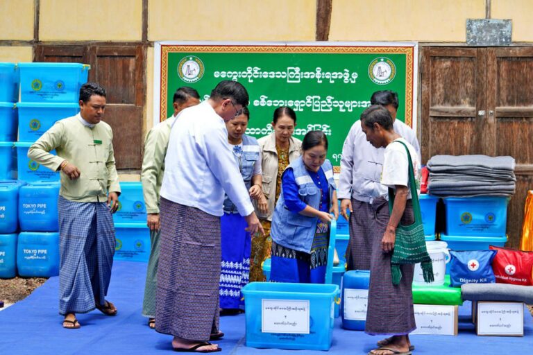 ကန်ပက်လက်မြို့မှ စစ်ဘေးရှောင်(၁၀၄)ဦး မကွေးမြို့သို့ရောက်လာ တိုင်းအစိုးရအဖွဲ့ကထောက်ပံ့ပစ္စည်းများပေး