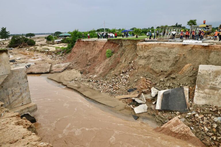 ထိုင်းနိုင်ငံရောက် မြန်မာနိုင်ငံသားများအနေဖြင့် ရေဘေးသင့်ပြည်သူများအား လှူဒါန်းလိုပါက မြန်မာသံရုံး (ဘန်ကောက်)၊ ကောင်စစ်ဝန်ချုပ်ရုံး (ချင်းမိုင်)တို့ဖြင့် ဆက်သွယ် လှူဒါန်းနိုင်