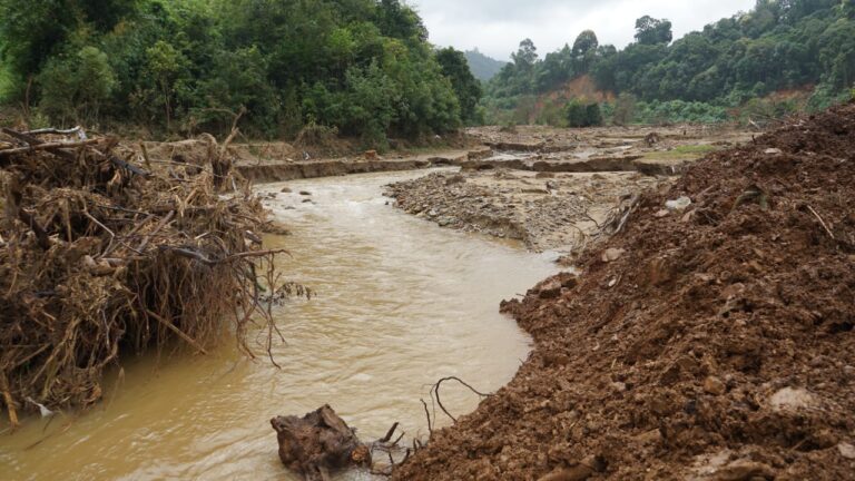 ဟိုပုံးမြို့နယ် မဲနယ်တောင်ဒေသရှိ လမ်းများ ပိတ်ဆို့နေမှုကို စနစ်တကျပြုပြင်သွားရန် ပြည်နယ်လမ်းပန်းဆက်သွယ်ရေး ဝန်ကြီးမှာကြား