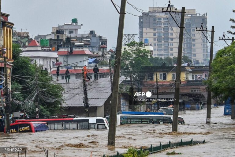 နီပေါတွင် ရေကြီးမြေပြို၊လူ ၁၀ ဦး ‌ေ-သဆုံးကာ ၇ ဦး ပျောက်ဆုံးနေ