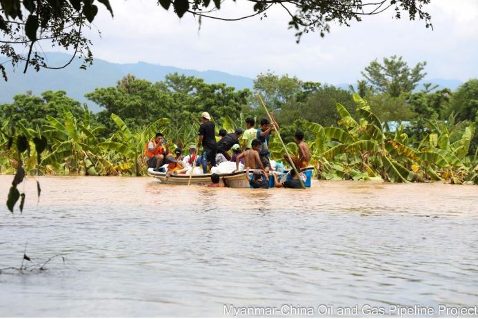 နေအိမ်အတွင်းပိတ်မိနေသည့် ရေဘေးသင့်ဝန်ထမ်းမိသားစုနှင့်ရွာသူ၊ရွာသား(၂၀)ဦးကျော်ကို မြန်မာ-တရုတ်ရေနံကုမ္ပဏီကယ်ဆယ်ရေးအဖွဲ့က အောင်မြင်စွာကယ်ဆယ်ပေးခဲ့