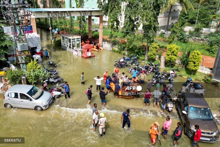 ဆိုက်ကလုန်းကြောင့် အိန္ဒိယတွင် ကျောင်းများပိတ်၊ ခရီးသွားများဘေးကင်းရာထွက်ခွာခိုင်း