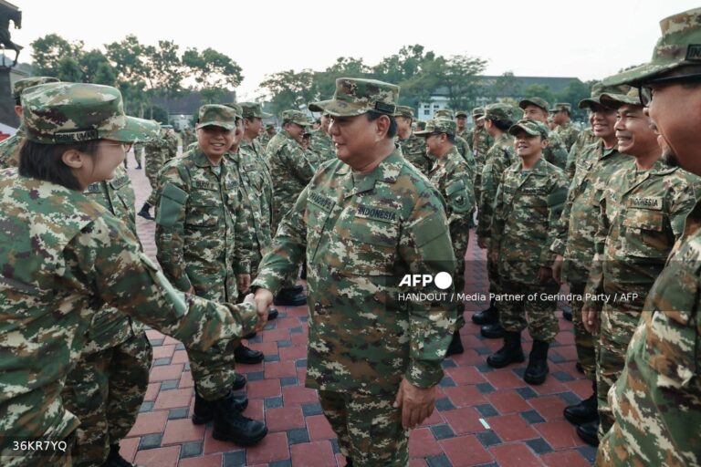 အင်ဒိုအစိုးရသစ် စစ်ယူနီဖောင်းများဝတ်ပြီးစခန်းချခရီးထွက်