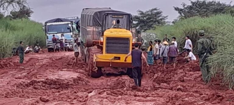 လမ်းပျက်စီးမှုများကြောင့် ရှမ်းမြောက်လမ်းတချို့၌ မော်တော်ယာဉ်များ ပိတ်မိနေ