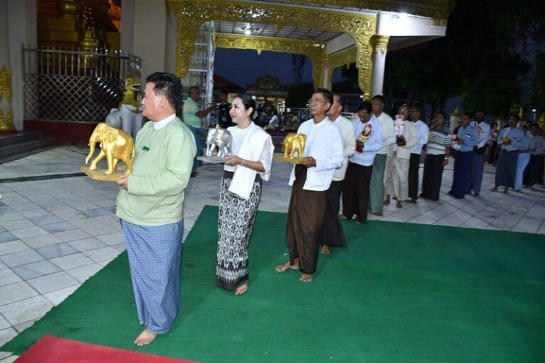 ရွှေသာလျောင်းတောင်ထိပ်ရှိ ဆုတောင်းပြည့်ဘုရားအား ရွှေဆင်၊ငွေဆင်များလှူဒါန်း