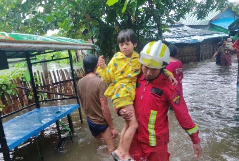 ရွှေပြည်သာတွင် မိုးသည်းထန်စွာရွာသွန်းပြီး လေပြင်းတိုက်ခတ်မှုကြောင့် နေအိမ်များ အမိုးလန်ပျက်စီးခြင်း၊ ရေနစ်မြုပ်မှုများဖြင့် ရင်ဆိုင်နေရ