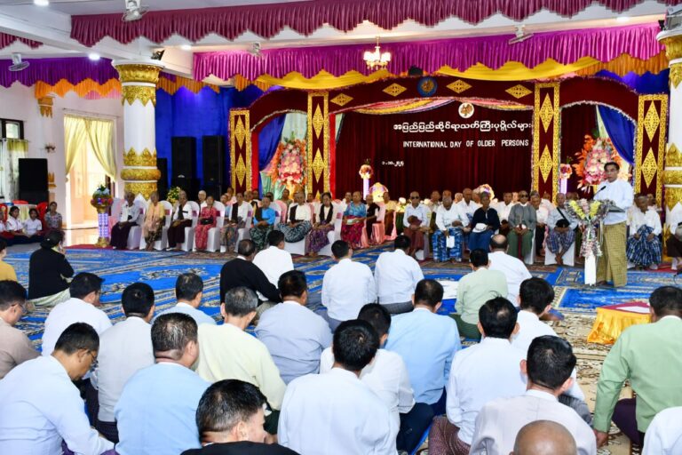 အပြည်ပြည်ဆိုင်ရာ သက်ကြီးပုဂ္ဂိုလ်များနေ့ အခမ်းအနား၌ ပဲခူးတိုင်းမှ အသက် (၁၁၇) နှစ်အရွယ်အဘိုးနှင့် အသက် (၁၁၈) နှစ်အရွယ် အဖွားတို့အား ထောက်ပံ့ငွေကျပ်(၃)သိန်းစီ ပေးအပ်