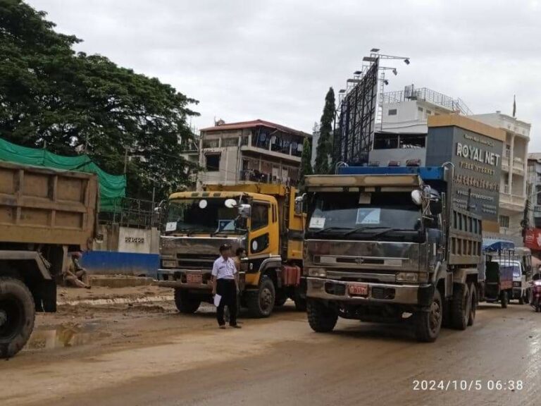 ရေပြန်ကျသွားသည့် တာချီလိတ်မြို့ရှင်းလင်းရေးအတွက် ယာဥ်၊ ယန္တရားများဖြင့်ဆောင်ရွက်လျက်ရှိ