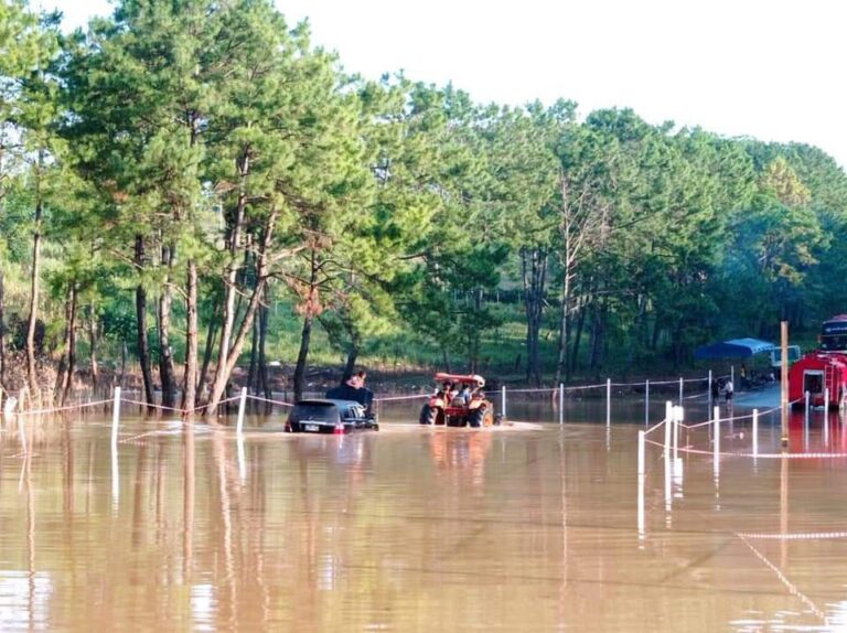 လွိုင်လင်-မိုင်းပွန်လမ်းပိုင်း ရေကြီးရေလျှံဖြစ်ပွားနေခြင်းကြောင့် ယာဉ်များဖြတ်သန်းသွားလာ၍ မရသေး