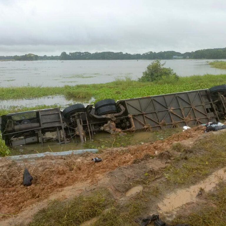 ပုသိမ်-ရန်ကုန် လမ်းပိုင်းတွင် ခရီးသည်တင် ယာဉ်တစ်စီး လမ်းချောတိမ်းမှောက်မှုဖြစ်ပွားရာ ယာဉ်မောင်းအပါ ခရီးသည်အချို့ ထိခိုက်ဒဏ်ရာများရ